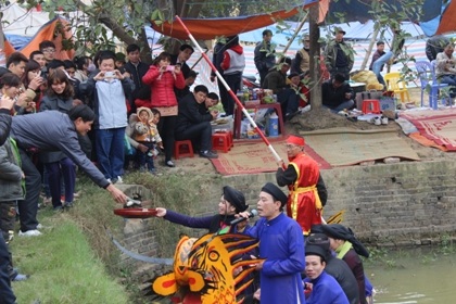 Hát quan họ xin tiền tâị hội Lim là hình ảnh không đẹp.