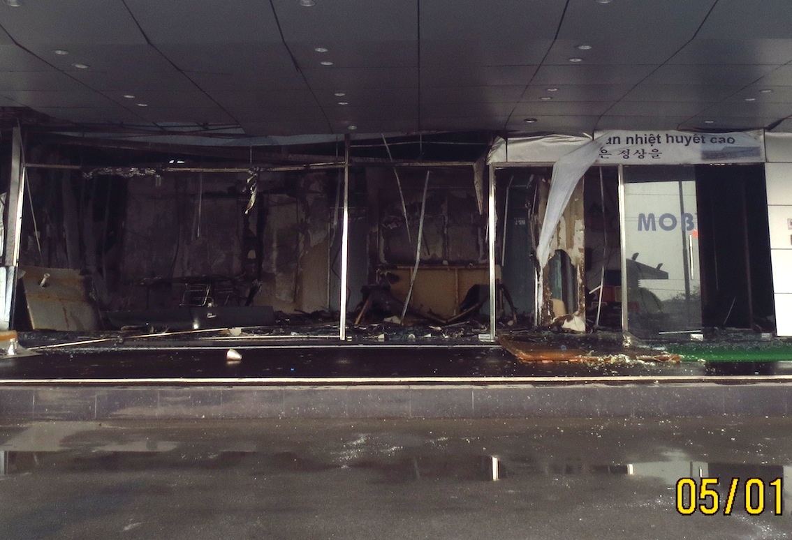 Hiện trường vụ cháy gây thiệt hại tài sản ước tính lên đến gần một trăm tỷ đồng.