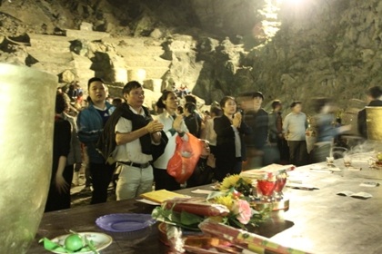 Biển người hành hương lên động Hương Tích.