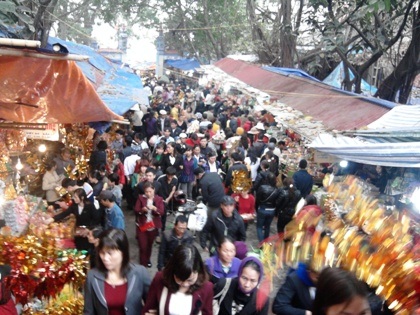 Tha hồ "chặt chém" người đi "vay nợ" Bà Chúa Kho - 2 Hàng vạn người đổ về đền Bà Chúa kho ''vay nợ'' đầu năm.