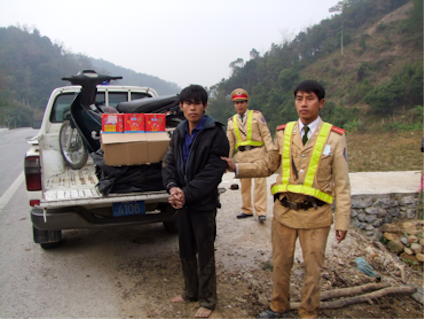 CSGT tuần tra bắt tại trận 28kg pháo nổ