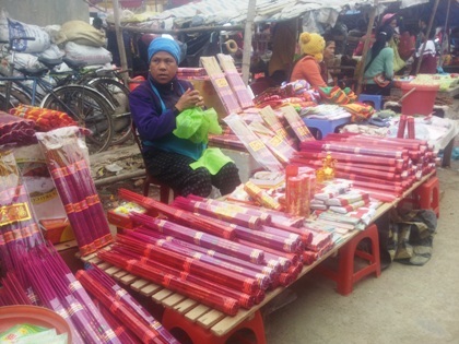 Nhộn nhịp phiên chợ vùng biên ngày cuối năm - 4 Tất bật và rộn ràng.
