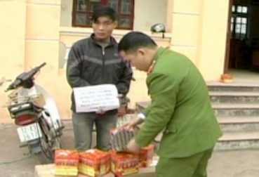 Bắt 4 đối tượng buôn bán, vận chuyển pháo - 1 Một đối tượng vận chuyển, buôn bán pháo trái phép bị bắt giữ tại cơ quan điều tra