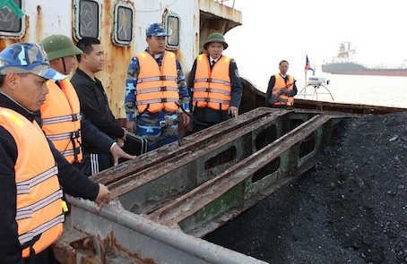 Bắt quả tang vụ vận chuyển 600 tấn “than lậu” trên biển - 1 Tang vật than cám được phát hiện, thu giữ