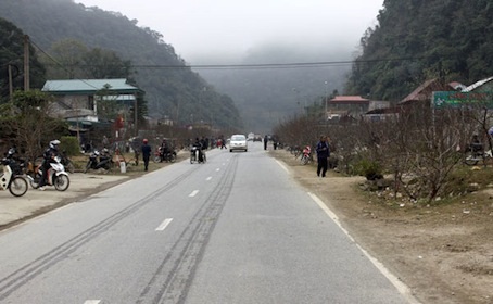 Chợ đào rừng ngay 2 bên đường Quốc lộ tại Mộc Châu - Sơn La