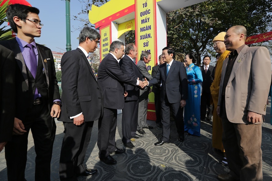 Chủ tịch nước cùng kiều bào thả cá chép tiễn ông Táo về trời - 2 Chủ tịch nước thực hiện nghi lễ thả cá Chép xuống Hồ Tây...