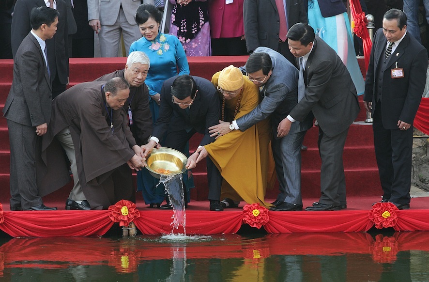 Chủ tịch nước cùng kiều bào thả cá chép tiễn ông Táo về trời - 1 Chủ tịch nước thực hiện nghi lễ thả cá Chép xuống Hồ Tây...