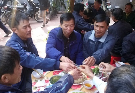 Ông Chấn tất bật đón Tết sau 10 năm tù oan - 2 Ông Chấn và hồi ký 10 “mùa trăng” oan trái chốn lao tù
