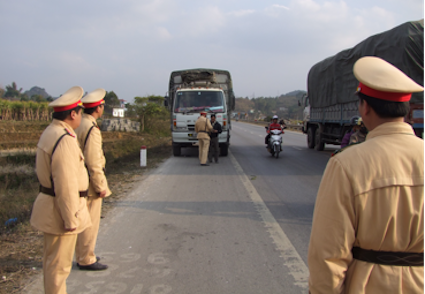 CSGT Lạng Sơn tiến hành nhiều đợt kiểm tra nồng độ cồn người tham gia giao thông dịp cuối năm