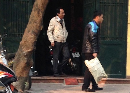 Ông Hồ Văn Hải, nguyên giám đốc Halico (áo trắng) trong ngày nhận quyết định khởi tố bị can 20/1.