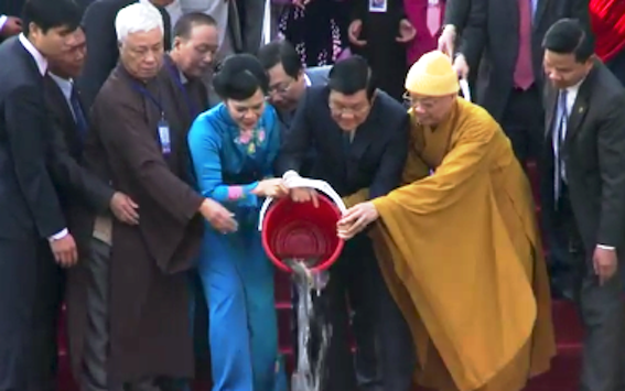 Chủ tịch nước cùng kiều bào thả cá chép tiễn ông Táo về trời - 4 Chủ tịch nước thực hiện nghi lễ thả cá Chép xuống Hồ Tây...