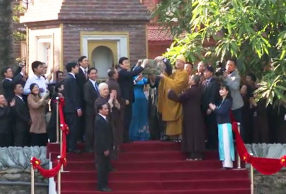 Chủ tịch nước cùng kiều bào thả cá chép tiễn ông Táo về trời - 6 ... và thả chim phóng sinh