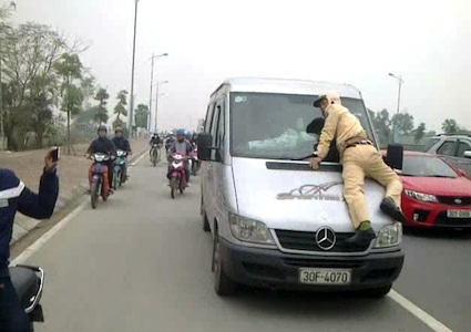 Tạm giữ hình sự đối tượng hất CSGT lên nắp capo