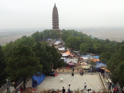 Hàng nghìn du khách về chùa Phật Tích dự hội Khán hoa mẫu đơn.