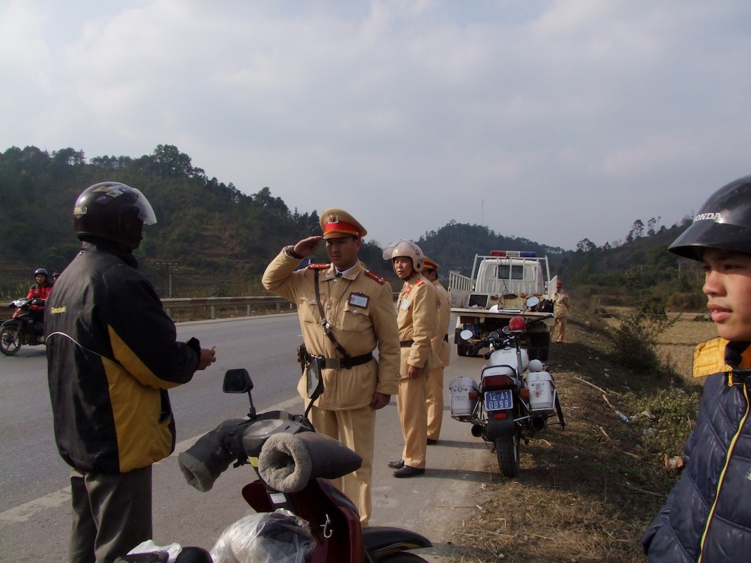 Lực lượng CSGT tăng cường kiểm tra, xử phạt người vi phạm trên các tuyến đường.