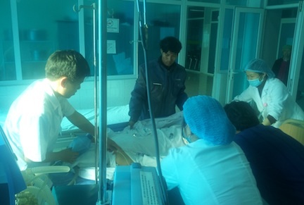 Các bác sĩ tại BV đa khoa tỉnh Lai Châu luôn căng mình cứu các nạn nhân vụ sập cầu