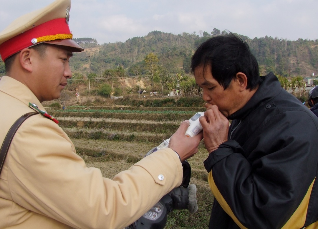 Kiểm tra nồng độ cồn cái lái xe tham gia giao thông dịp Tết nguyên đán