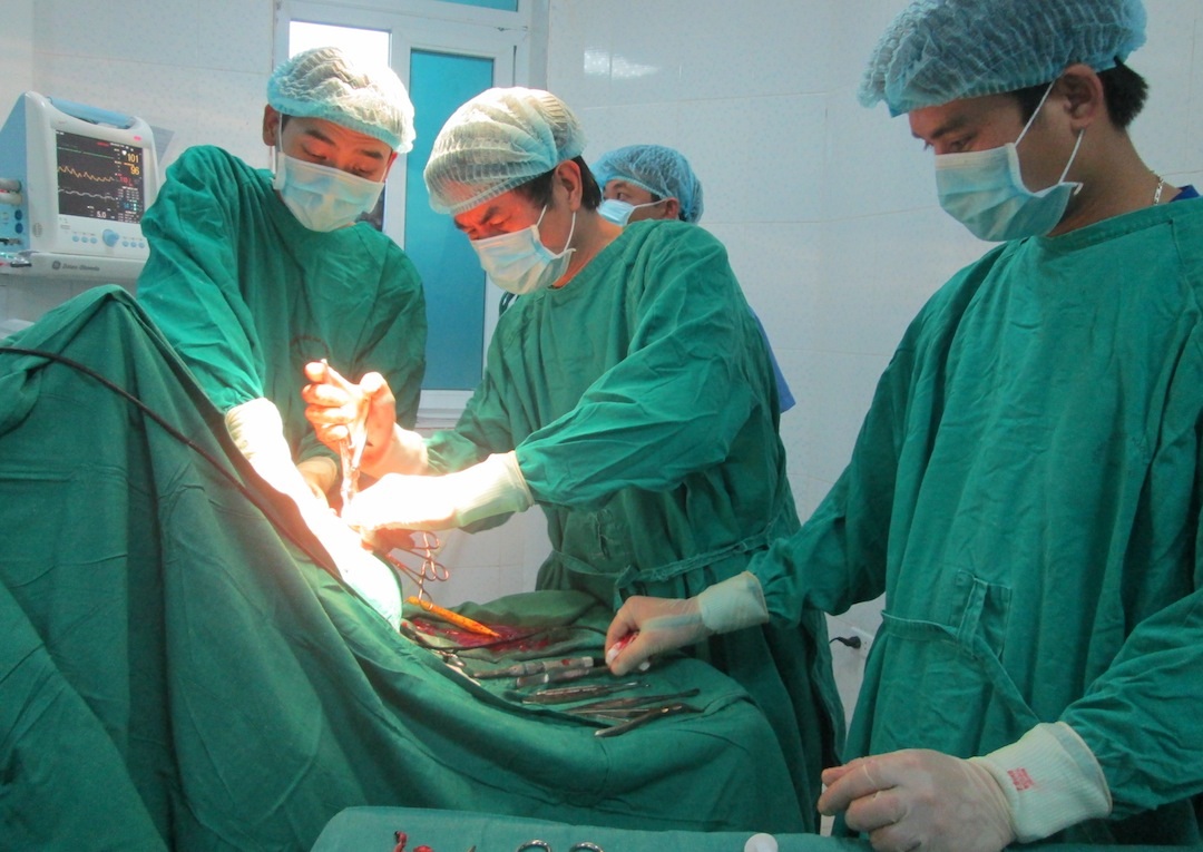 Một ca phẫu thuật giữa sự phối hợp các bác sĩ đến từ Thủ đô và bác sĩ BV đa khoa lai Châu