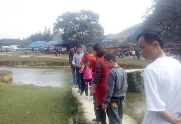 Du khách dồn dập thăm quan, nghỉ ngơi tại Thác Bản Giốc đầu năm xuân Giáp Ngọ