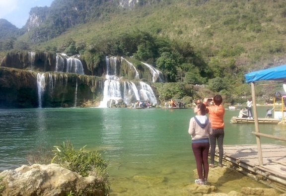 Thác Bản Giốc tại Cao Bằng hút khách du lịch trong nước dịp đầu năm