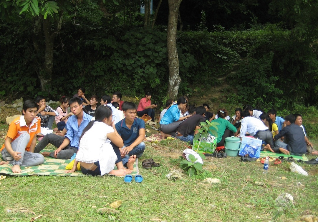 Du khách dồn dập thăm quan, nghỉ ngơi tại Thác Bản Giốc đầu năm xuân Giáp Ngọ