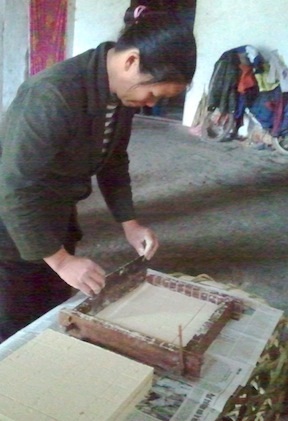 Tục làm bánh khảo đón xuân độc đáo của người Tày - 2 Đổ vào khuôn ép