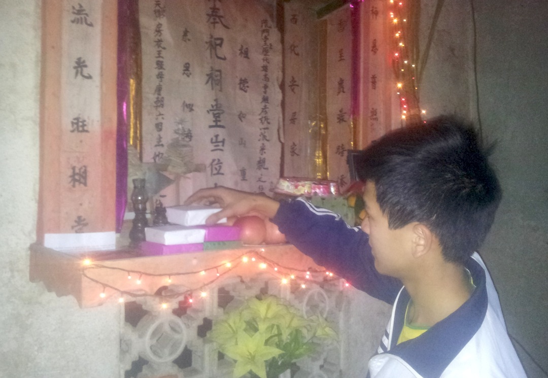 Tục làm bánh khảo đón xuân độc đáo của người Tày - 4 Những chiếc bánh khảo tự làm được đặt trang trọng lên bàn thờ tổ tiên trong dịp tết Nguyên đán