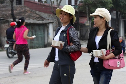 Dịch vụ “chướng tai gai mắt” hoạt động huyên náo chùa Hương - 3 Bất chấp lệnh cấm, dịch vụ đổi tiền lẻ vẫn ngang nhiên hoành hành