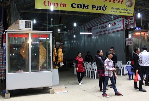 Dịch vụ “chướng tai gai mắt” hoạt động huyên náo chùa Hương - 2 Các nhà hàng tại chùa Hương đều quảng cáo là có thịt thú rừng phục vụ thực khách.