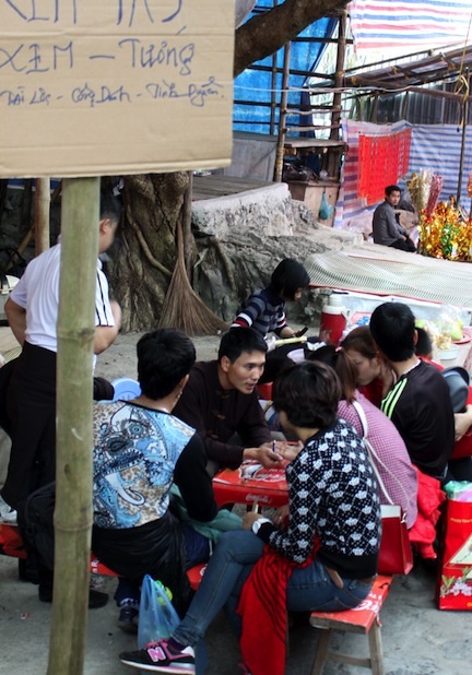Dịch vụ “chướng tai gai mắt” hoạt động huyên náo chùa Hương - 4 Dịch vụ bói toán, mê tín dị đoan hoạt động công khai