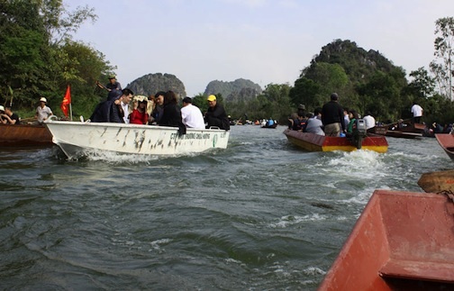 Dịch vụ “chướng tai gai mắt” hoạt động huyên náo chùa Hương - 1 Dịch vụ “chướng tai gai mắt” hoạt động huyên náo chùa Hương
