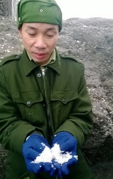 Băng tuyết xuất hiện trên đỉnh chùa Đồng.