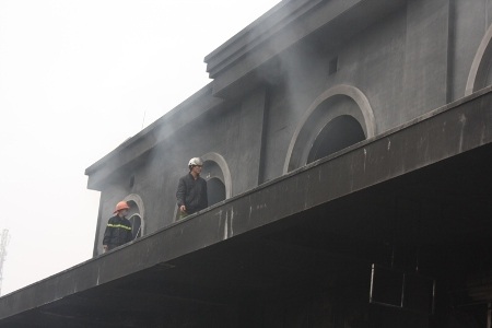 Tiểu thương đồng loạt đòi thay chủ đầu tư chợ phố Hiến - 3 Dù lửa đã được dập tắt vào rạng sáng nhưng đến trưa cùng ngày, khói vẫn còn nghi ngút