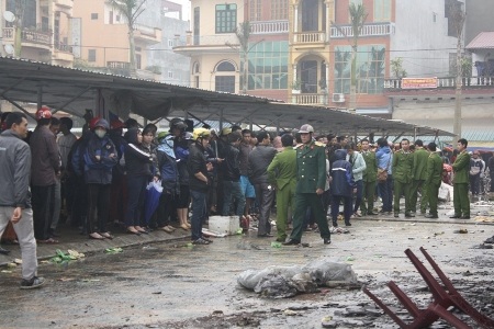 Tiểu thương đồng loạt đòi thay chủ đầu tư chợ phố Hiến - 1 Rất đông người dân tập trung quanh khuôn viên chợ từ lúc rạng sáng.