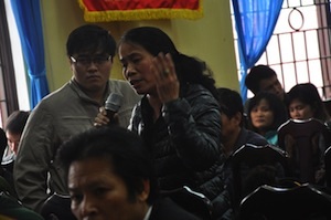 Tiểu thương đồng loạt đòi thay chủ đầu tư chợ phố Hiến - 2 Rất đông người dân tập trung quanh khuôn viên chợ từ lúc rạng sáng.