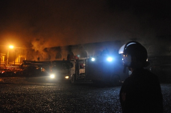 Chợ phố Hiến cháy cực lớn: Báo cháy muộn, trụ cứu hỏa không nước? - 1 Người dân phản ánh xe chữa cháy đến chậm, trụ nước cứu hỏa không có nước