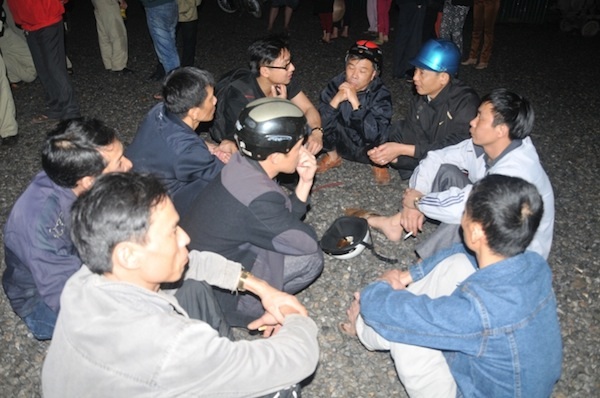 Tiểu thương thẫn thờ khi chứng kiến tài sản ra tro