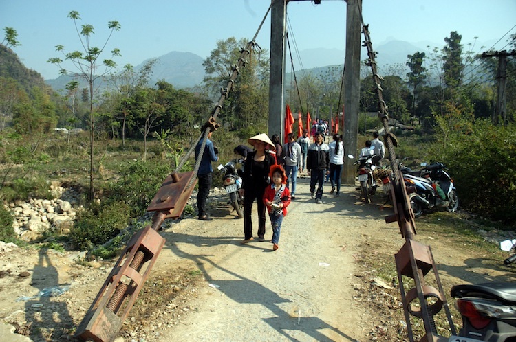 Sau vụ lật cầu Chu Va tang thương, người dân thận trọng hơn trong việc lưu thông qua cầu treo