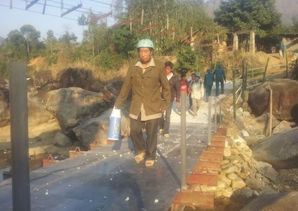 Vụ lật cầu thảm khốc: Bà con xúc động đón cầu tạm - 2 Cây cầu cho phép cả các phương tiện 2 bánh lưu thông