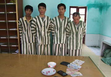 Bắt quả tang hàng chục nông dân đánh bạc mùa nông nhàn - 2 4 đối tượng đánh bạc hình thức xóc đĩa bị bắt giữ tại CQĐT