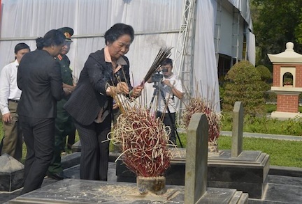 Phó Chủ tịch nước dâng hương tưởng niệm các liệt sĩ Điện Biên - 4 Phó Chủ tịch nước thắp hương trên mộ các chiến sĩ liệt sĩ Điện Biên năm xưa