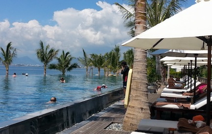 Ốc đảo Vịnh Nha Trang hút khách quốc tế dịp nghỉ lễ - 2 Các bể bơi nước ngọt giáp bờ biển Vịnh Nha Trang hút khách dịp nghỉ lễ