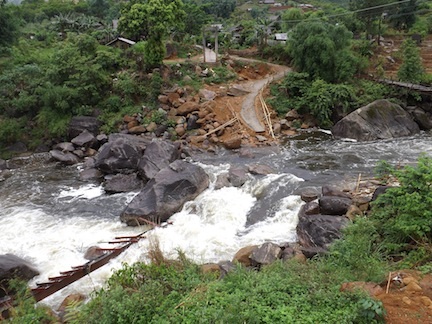 Hiện trường câu cầu tạm bắc qua suối vào bản Chu Va 6 bị nước lũ cuốn hỏng không thể đi lại được.