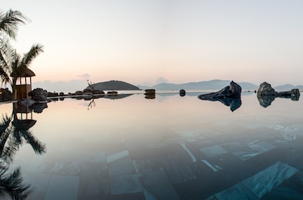 Ốc đảo Vịnh Nha Trang hút khách quốc tế dịp nghỉ lễ - 3 Hồ bơi nước mặn vươn ra biển được xem là lớn nhất Việt Nam vào thời điểm hiện tại
