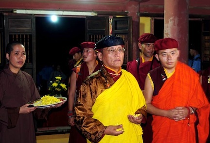 Hàng vạn người dự lễ cầu Quốc Thái dân an cùng Đức Pháp Vương - 2 Đức Pháp Vương thăm quan và hành lễ tại chùa Tây Thiên, Tam Đảo - Vĩnh Phúc