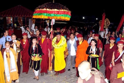 Hàng vạn người dự lễ cầu Quốc Thái dân an cùng Đức Pháp Vương - 1 Hàng vạn người dự lễ cầu Quốc Thái dân an cùng Đức Pháp Vương
