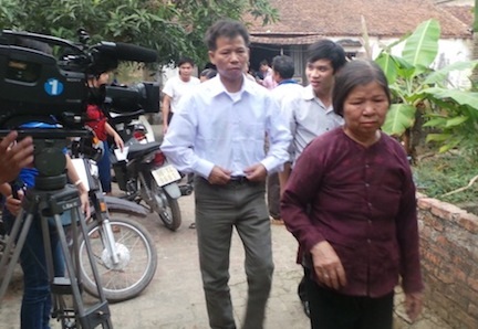 Ông Nguyễn Thanh Chấn (áo sơ mi trắng) chính thức gửi đơn yêu cầu TANDTC xin lỗi và bồi thường