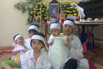  Hoàn cảnh vợ và các con của Trung tá Nguyễn Minh Đãi thật đáng thương.