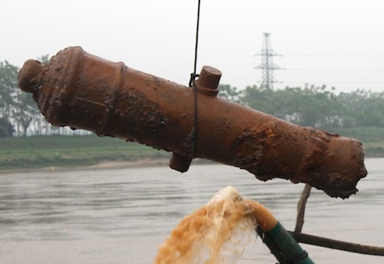 Phát hiện súng thần công Minh Mạng bên bờ sông Hồng - 1 Khẩu súng thần công được phát hiện, ban đầu bị nghi là bom.