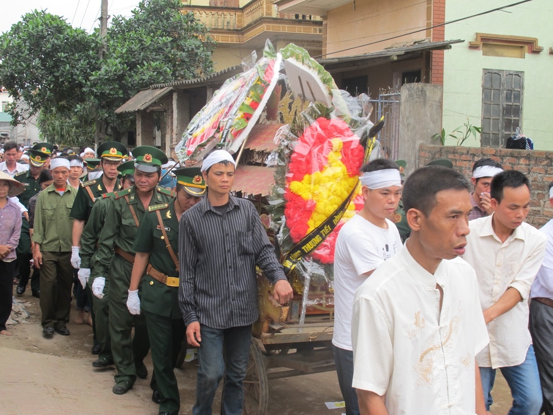 Có rất nhiều bà con, đồng đội và người thân tiễn đưa Trung tá Đãi về nơi an nghỉ cuối cùng